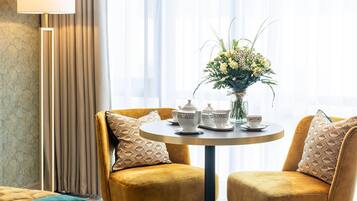 Hypo-allergenic bedding, in-room safe, desk, blackout drapes