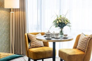 Allergitestade sängkläder, värdeförvaringsskåp på rummet och skrivbord