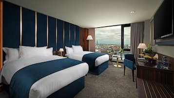 Hypo-allergenic bedding, minibar, in-room safe, desk