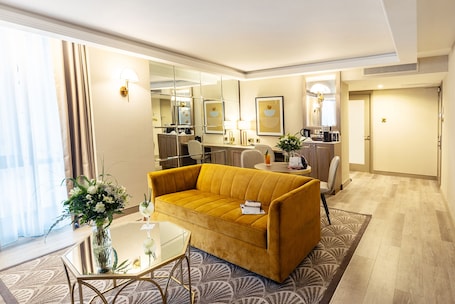 Junior Suite | Hypo-allergenic bedding, in-room safe, desk, blackout drapes. The Savoy Hotel