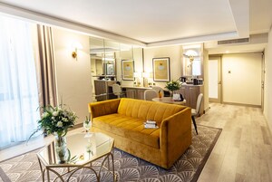 Junior Suite | Hypo-allergenic bedding, in-room safe, desk, blackout drapes