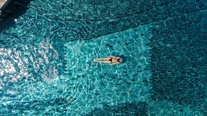 2 piscinas externas, guarda-sóis, espreguiçadeiras