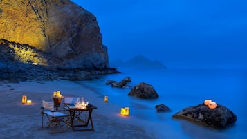 3 restaurants; breakfast, lunch and dinner served