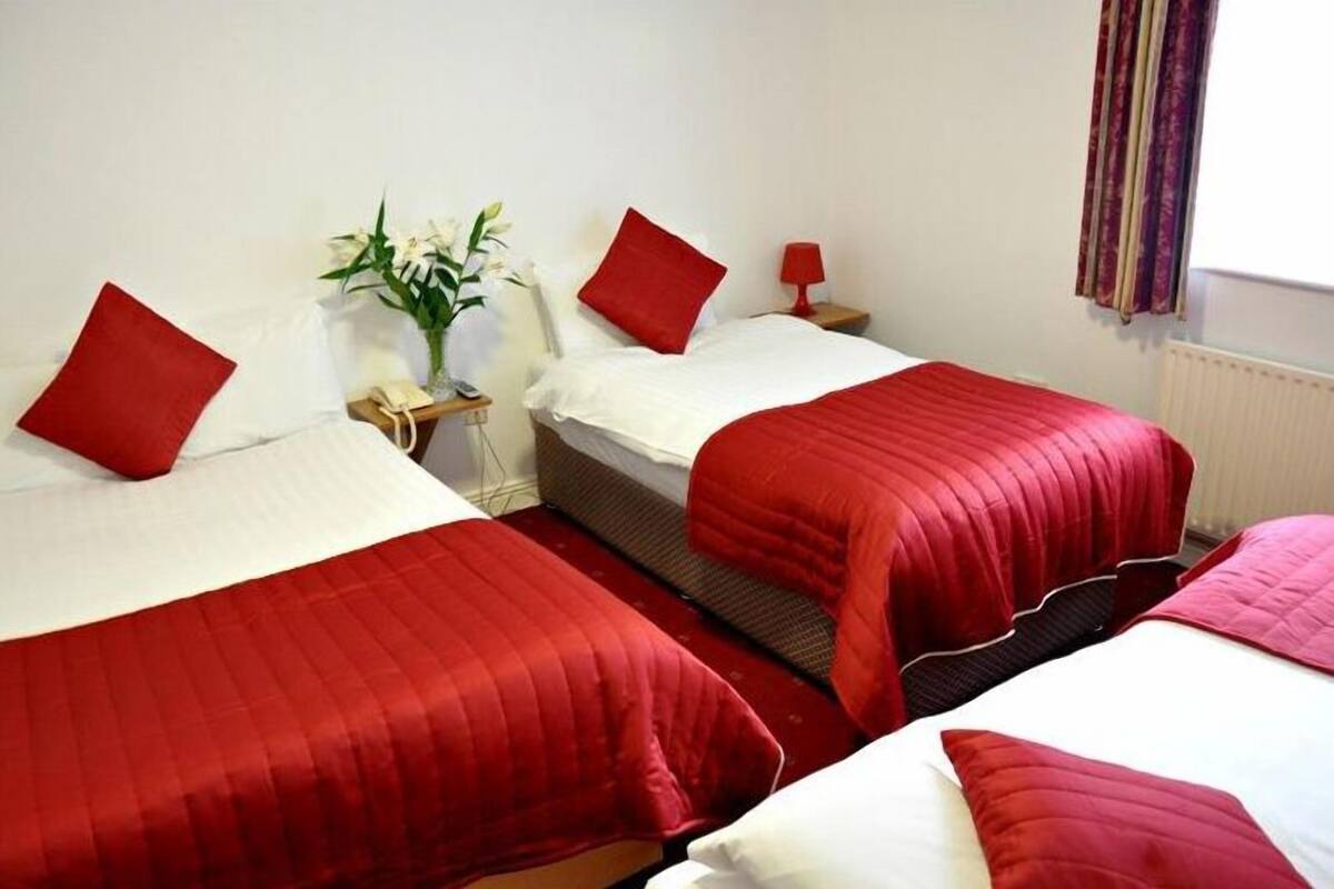 Iron/ironing board, cribs/infant beds