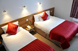 Phòng, 2 giường đơn | Bàn ủi/dụng cụ ủi quần áo, nôi/giường cho trẻ sơ sinh