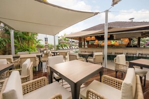 Bar au bord de la piscine