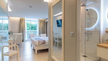Habitación triple Confort, vistas al jardín | Ropa de cama de alta calidad y caja fuerte