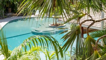 Piscine extérieure, parasols de plage, chaises longues