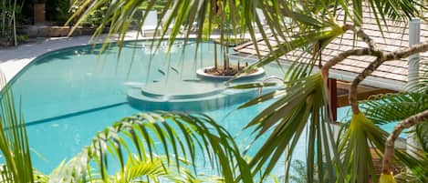 Piscine extérieure, parasols de plage, chaises longues