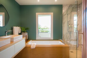 Suite Premium, no fumadores | Baño | Ducha y cabezal de ducha tipo lluvia