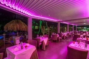 Frühstück und Abendessen, Blick auf den Pool