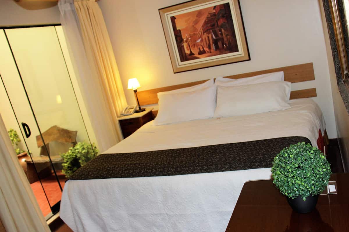 Surmatelas, minibar, coffres-forts dans les chambres