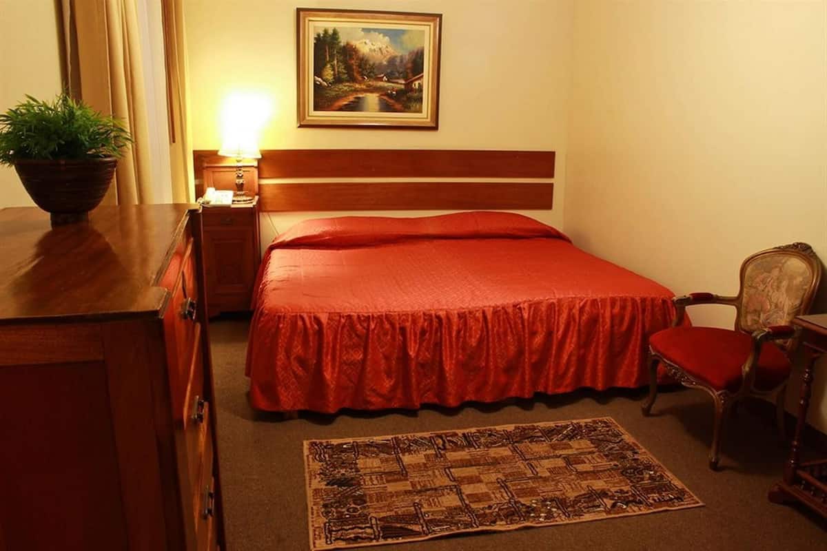 Pillowtop beds, minibar, in-room safe, soundproofing