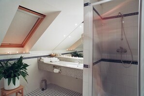 Quadruple Room | Bathroom | Free toiletries, hair dryer, towels