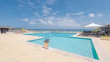 Una piscina al aire libre de temporada