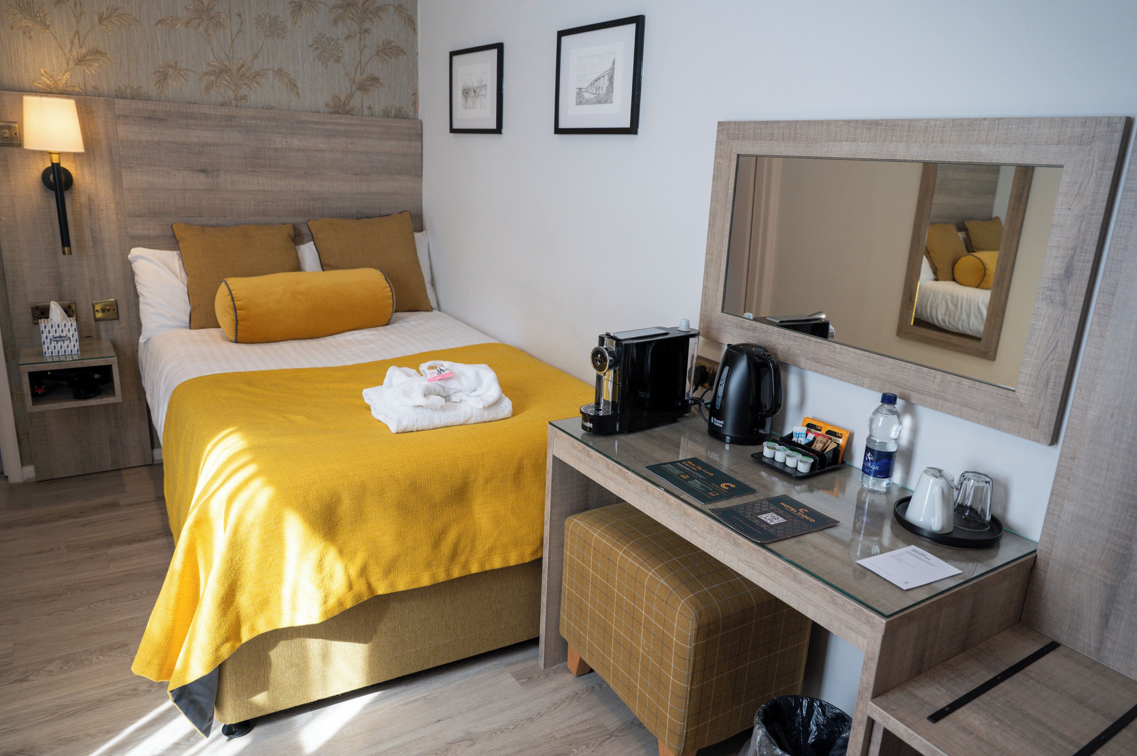 Ropa de cama de alta calidad y escritorio 