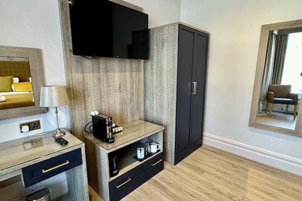 Dobbeltrom – senior, tilgjengelighetstilpasset | Sengetøy av topp kvalitet, skrivebord og skrivebord for bærbar PC