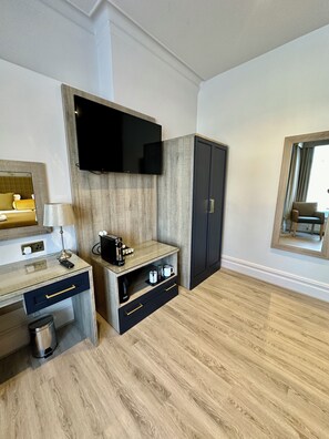 Habitación senior doble, con acceso para personas discapacitadas | Ropa de cama de alta calidad y escritorio 