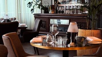 Lunch and dinner served, international cuisine