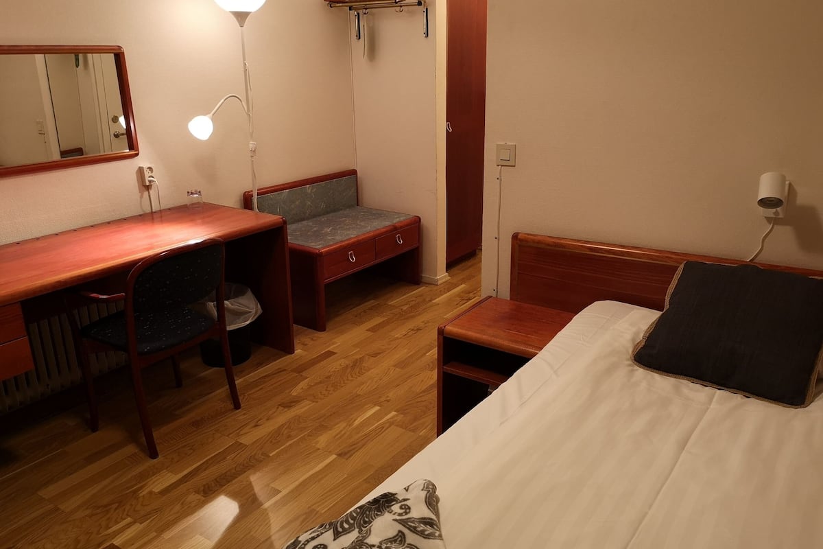 Standard Single Room | Meja, seterika/papan seterika, Wi-fi percuma, cadar katil