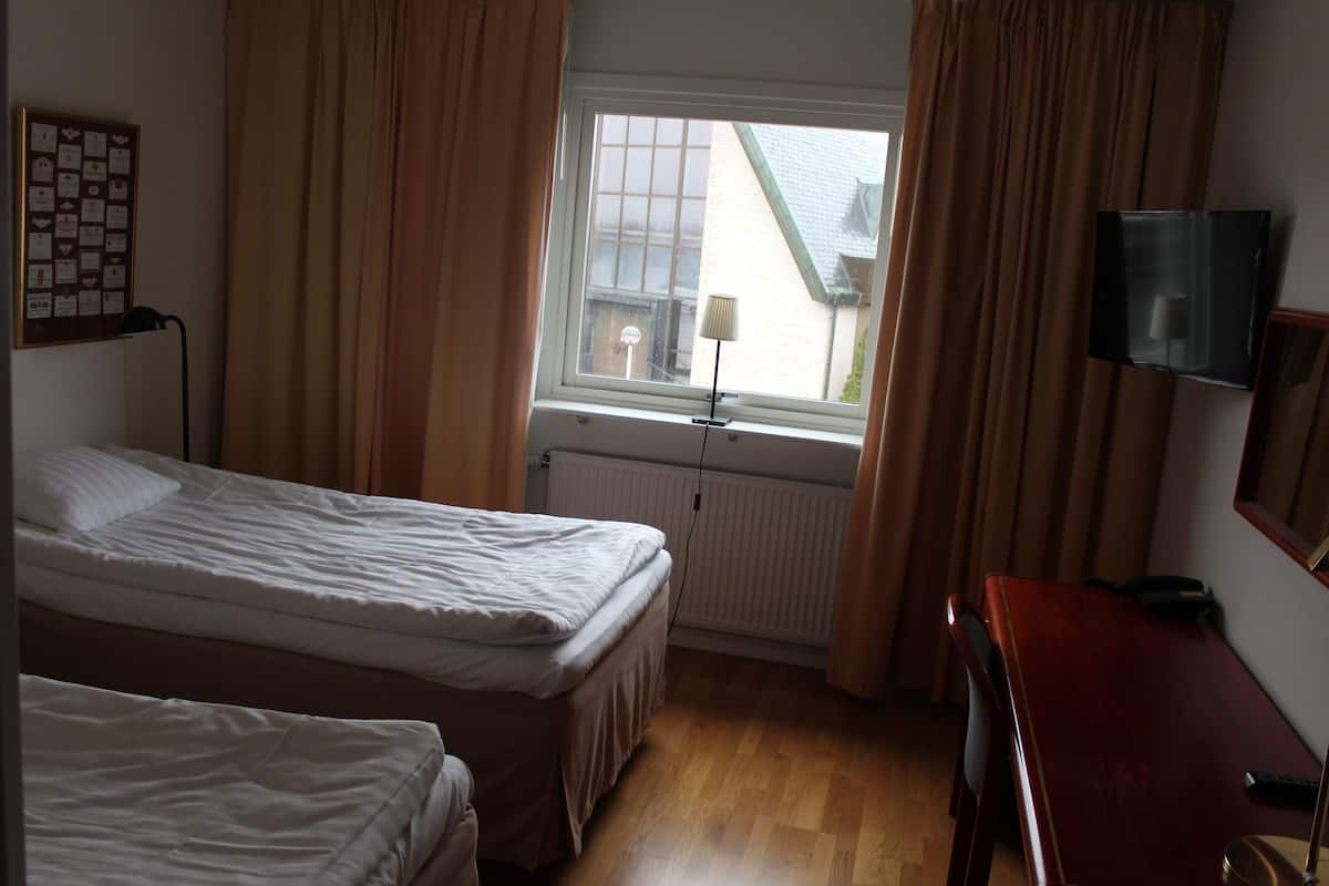 Standard Double Room | Meja, seterika/papan seterika, Wi-fi percuma, cadar katil