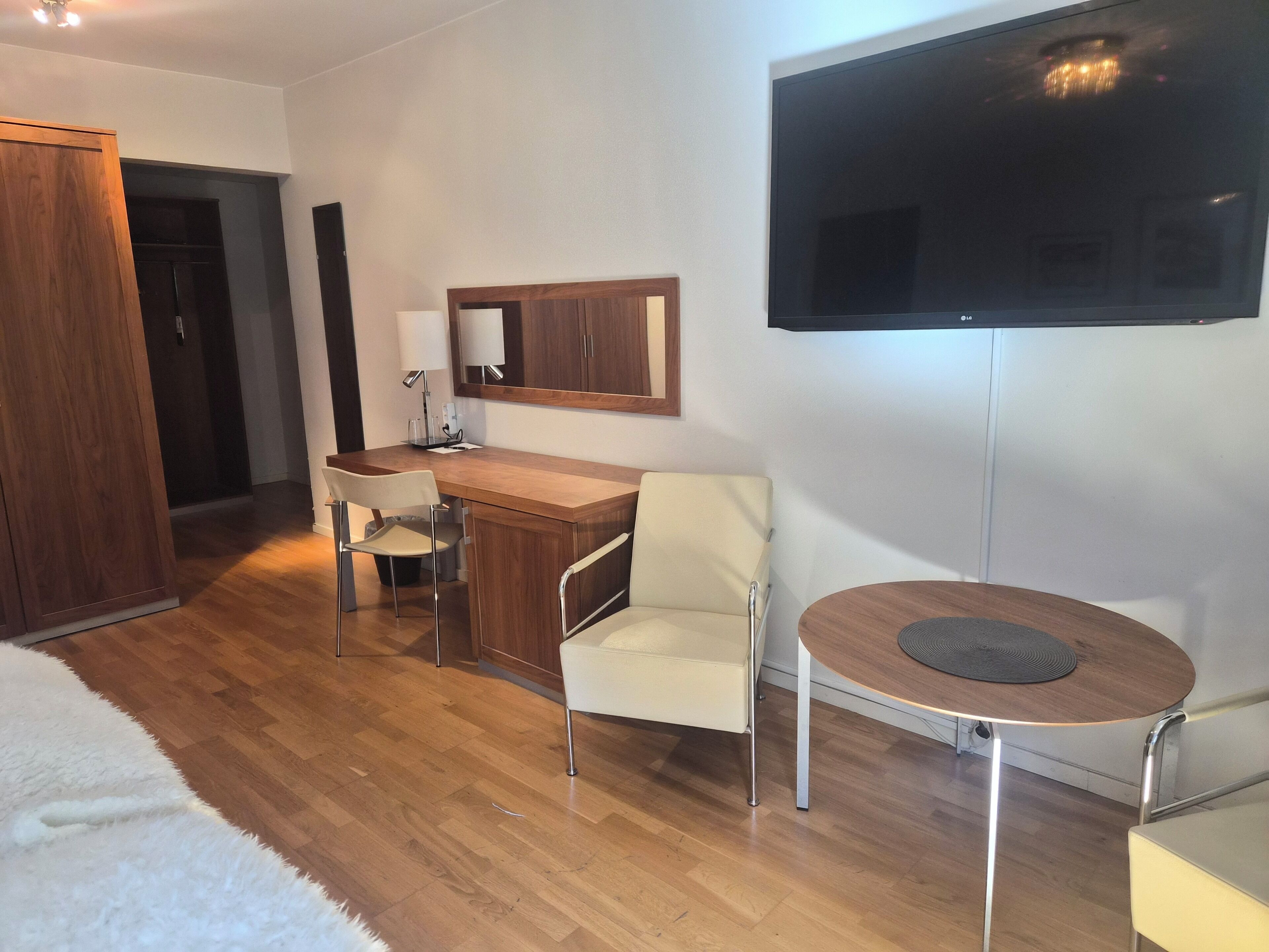 Quarto casal empresarial (Lux) | Escrivaninha, cortinas blackout, ferros/tábuas de passar roupa