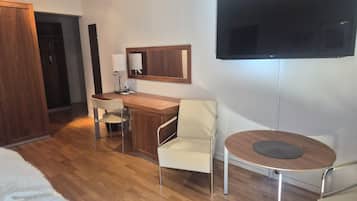 Quarto casal empresarial (Lux) | Escrivaninha, cortinas blackout, ferros/tábuas de passar roupa