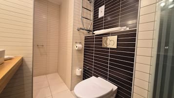 Business-dobbeltværelse (Lux) | Badeværelse | Bruser, gratis toiletartikler, hårtørrer, håndklæder