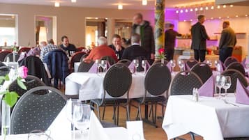 Déjeuner et dîner servis sur place