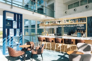 3 bars/lounges, poolside bar, beach bar - Crowne Plaza Caparica Lisbon by IHG (Almada)