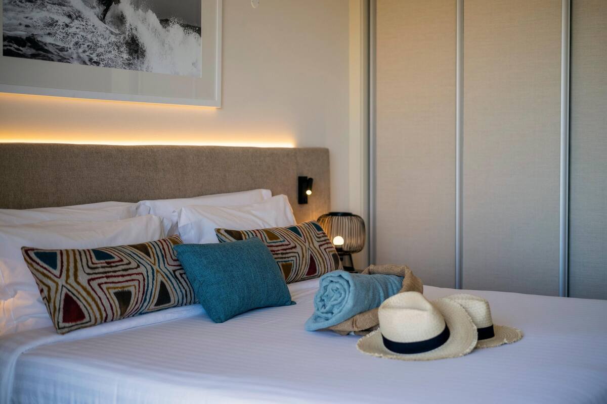 Ropa de cama hipoalergénica, minibar, caja fuerte y escritorio