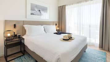 Ropa de cama hipoalergénica, minibar, caja fuerte y escritorio