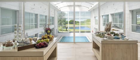 Petit déjeuner, déjeuner et dîner servis sur place, vue sur la piscine