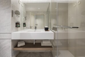 Ensemble douche/baignoire, articles de toilette gratuits, sèche-cheveux
