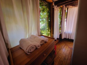 Suite panorámica, bañera, vistas a la ciudad (Vistas, Terrazas) | Ropa de cama hipoalergénica, edredones de plumas, caja fuerte