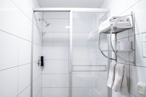 Shower, free toiletries, hair dryer, towels - Cusco Plaza Saphi (Cusco)