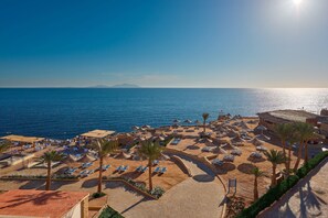 プライベートビーチ、白砂、ビーチパラソル、ビーチタオル