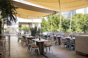 Aperto a colazione, pranzo e cena, con vista sul giardino 