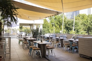 Petit déjeuner, déjeuner et dîner servis sur place, vue sur le jardin