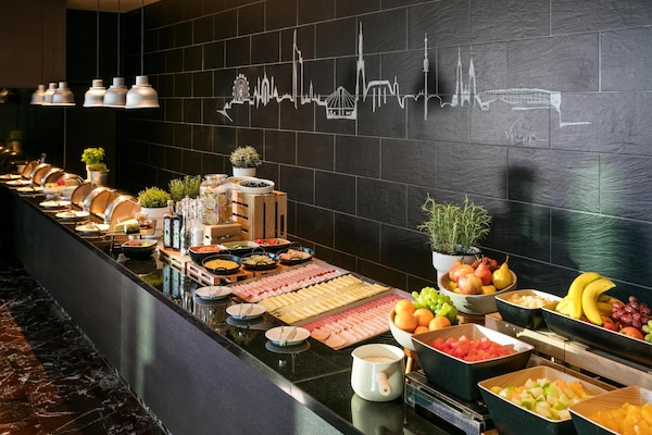 Colazione a buffet, servita tutte le mattine (24 EUR a persona)