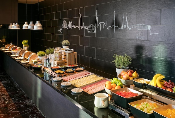 Petit déjeuner buffet (24 EUR par personne)