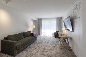 Suite – junior | Safe på rommet, skrivebord og skrivebord for bærbar PC