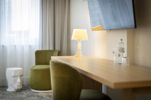 Deluxe-rum | Värdeförvaringsskåp på rummet, skrivbord och arbetsyta för laptop