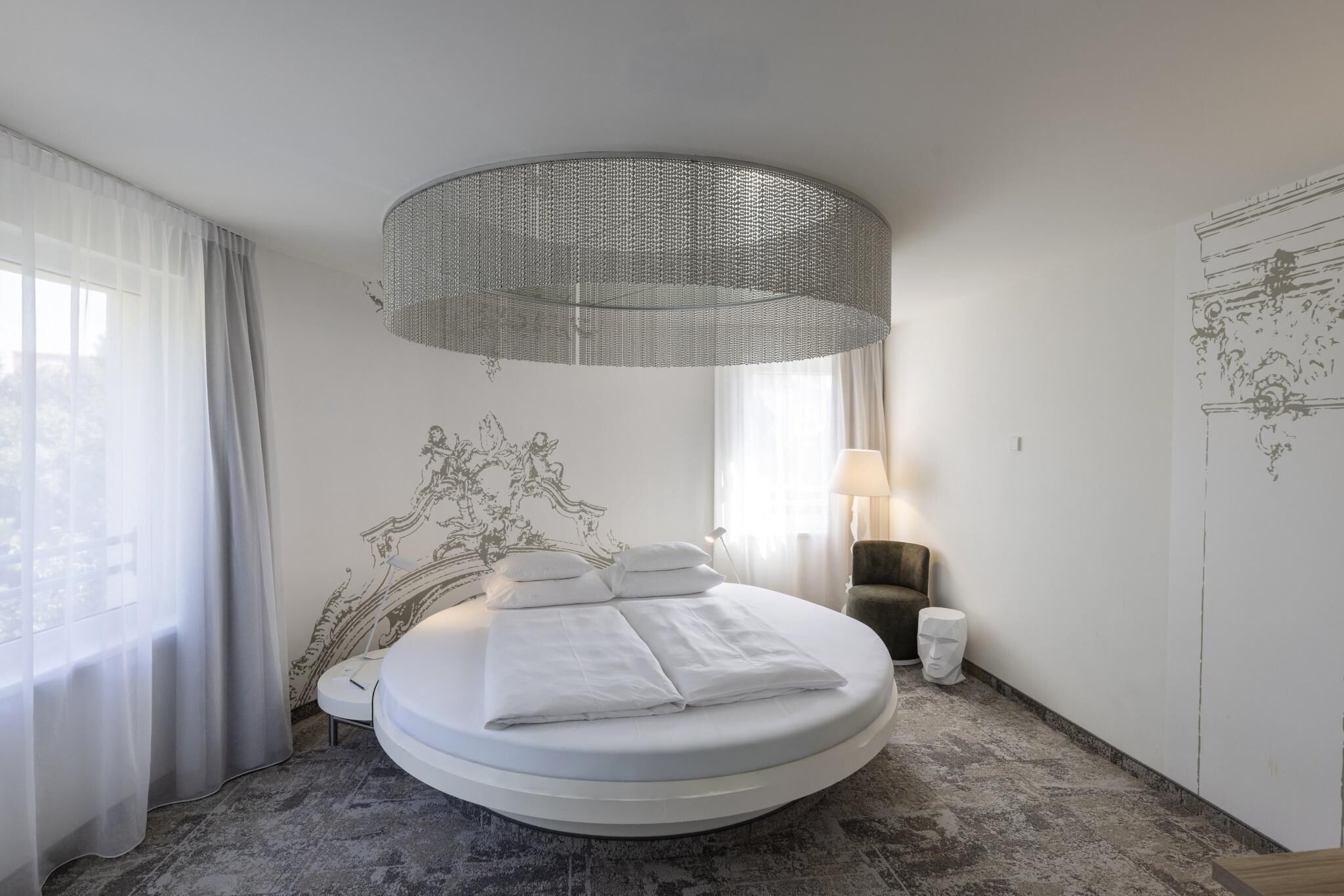 小型套房 | 客房内保险箱、办公桌、笔记本电脑工作区、遮光窗帘