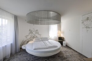 Suite Junior | Cassaforte in camera, una scrivania, postazione laptop, tende oscuranti