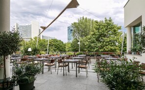 Serviço de café da manhã, almoço, jantar; vistas para o jardim