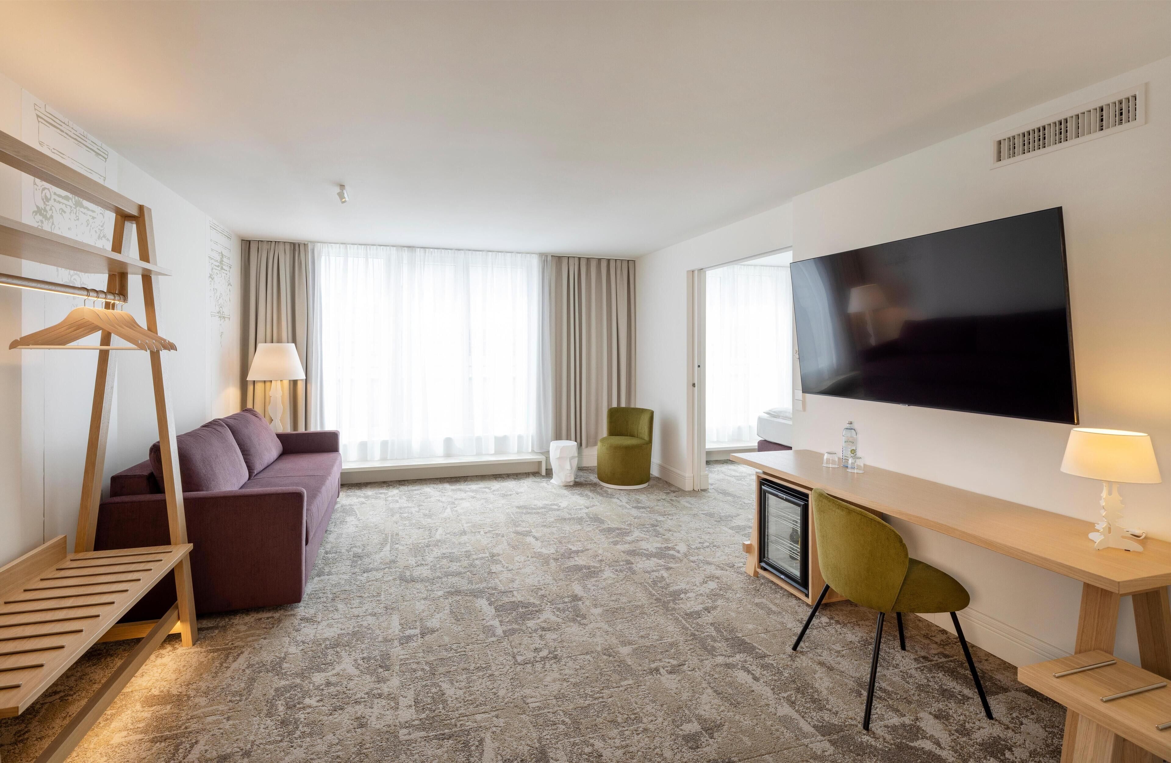 Svit | Värdeförvaringsskåp på rummet, skrivbord och arbetsyta för laptop