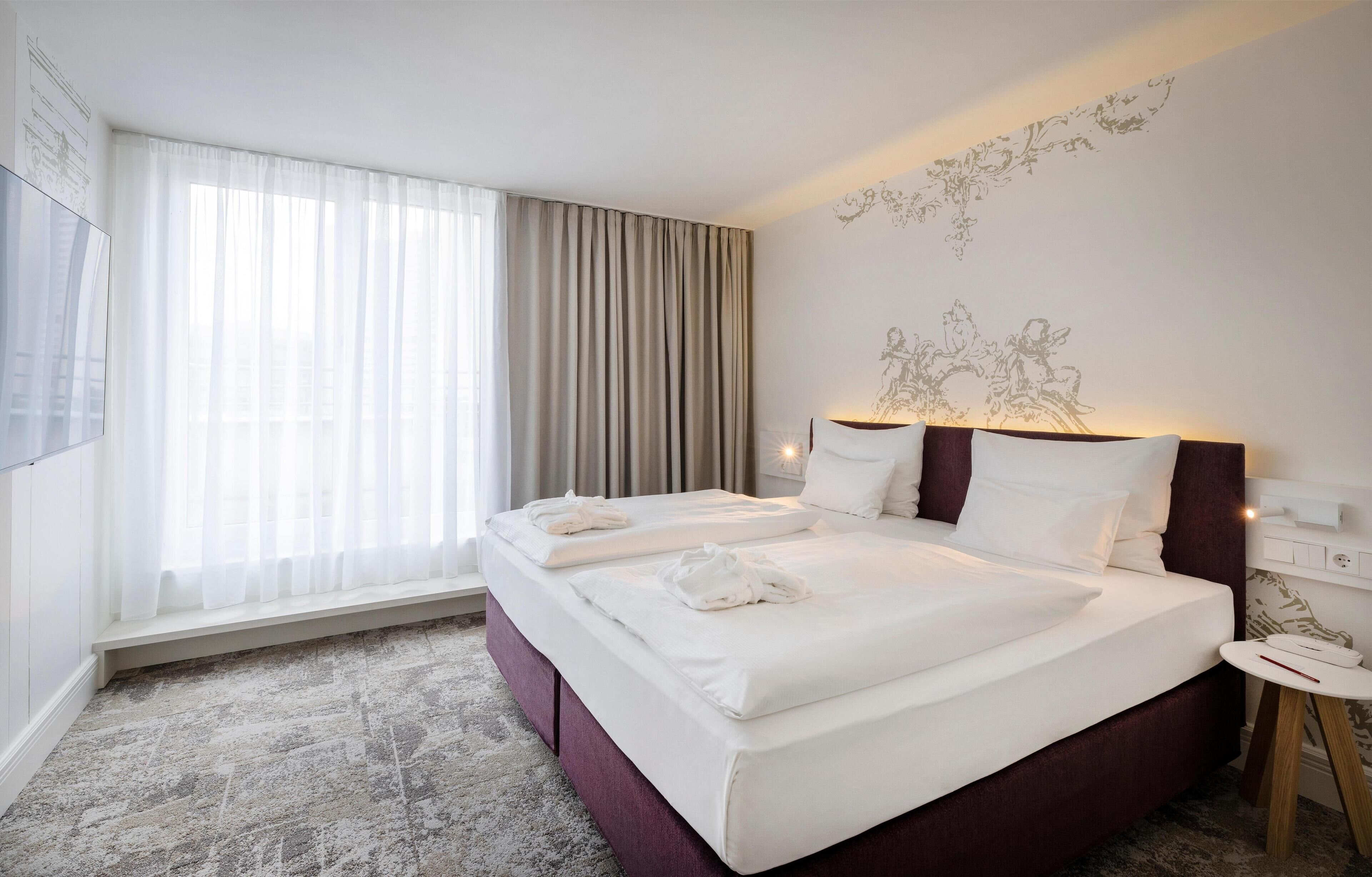 Suite | In-room safe, desk, laptop workspace, blackout drapes