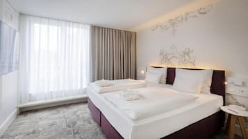 Suite | In-room safe, desk, laptop workspace, blackout drapes