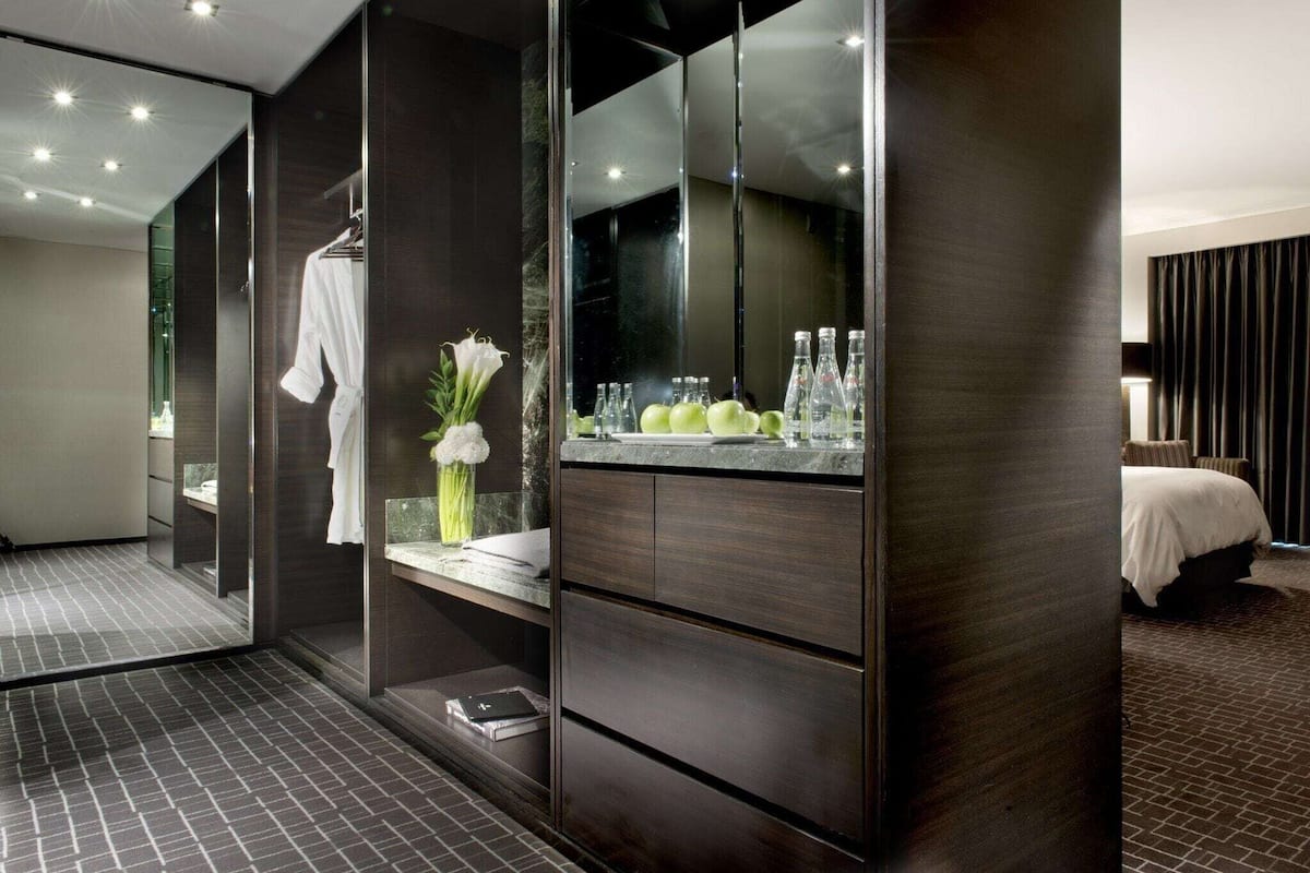 Ropa de cama de alta calidad, colchones con pillow-top y minibar